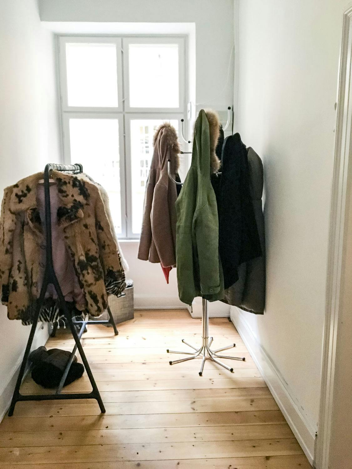 Smalt, trangt og mørkt Gammel slitt gang med masse potensiale